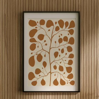 En minimalistisk tavelvägg med en gul botanisk poster av Pilea i en svart ram, inredd med bohemiska och naturliga detaljer.