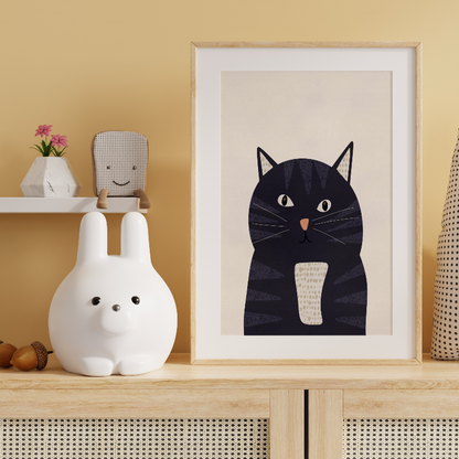 Väggkonst för barnrum föreställande en charmig katt, stylad på en tavelvägg med moderna barntavlor.