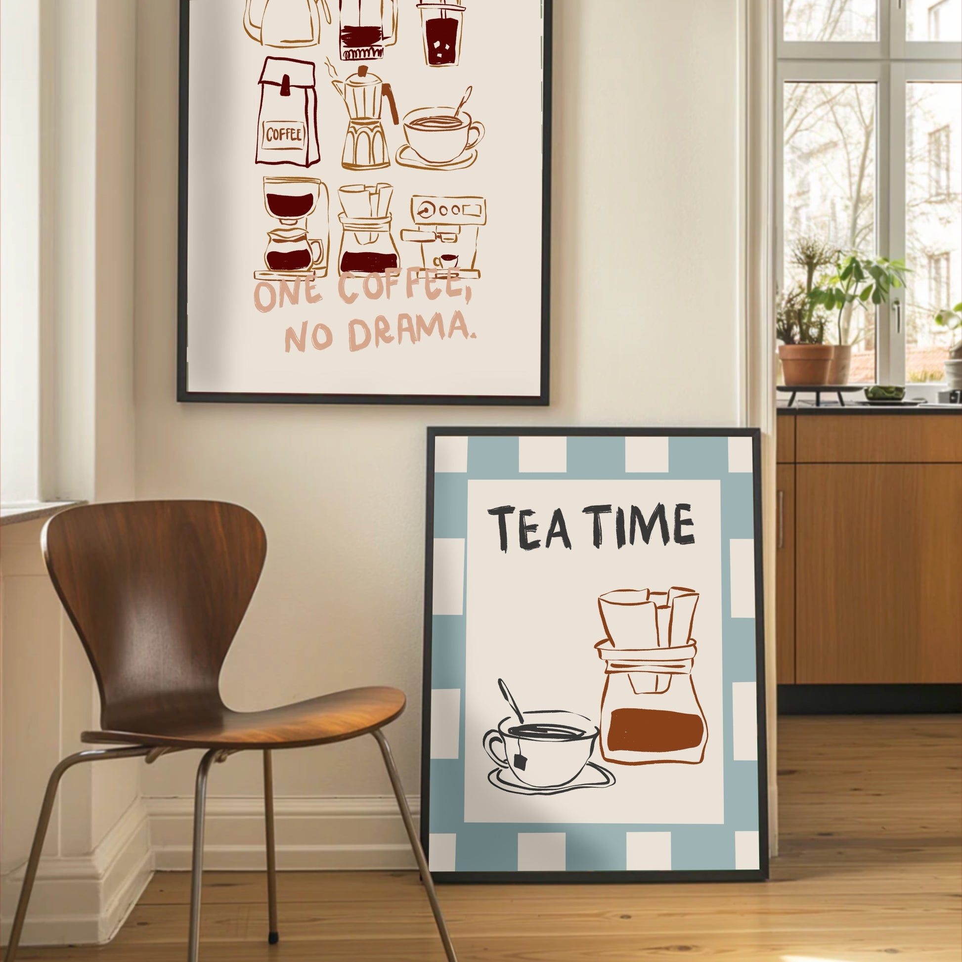 Livsstilsbild där Tea Time-postern är stylad tillsammans med vackra inredningsdetaljer för köket. En perfekt väggdekor för Coffee & Tea Lovers som vill förgylla sin morgonritual med unik svensk design.