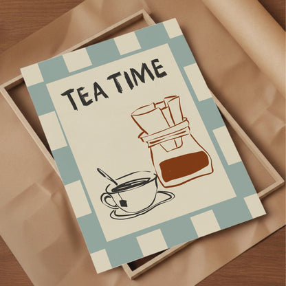 En handritad poster med titeln Tea Time och en illustrerad tekopp mot ett ljusblått schackmönster. Denna moderna kökstavla i Danish Pastel-stil är ett måste för alla Coffee & Tea Lovers.