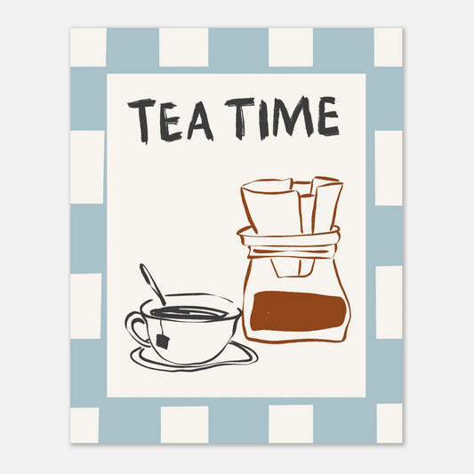 Blå schackmönstrad poster med handritad tekopp och texten Tea Time. Trendig illustrerad matkonst för en personlig kaffe- och te-hörna.