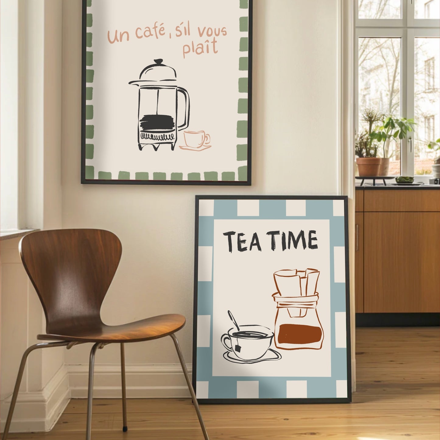 En handritad Tea Time-poster med ljusblått schackmönster hängande i ett ljust och modernt kök. Miljöbilden visar hur illustrerad matkonst skapar en personlig och trendig känsla i sann Dopamine Decor-anda.