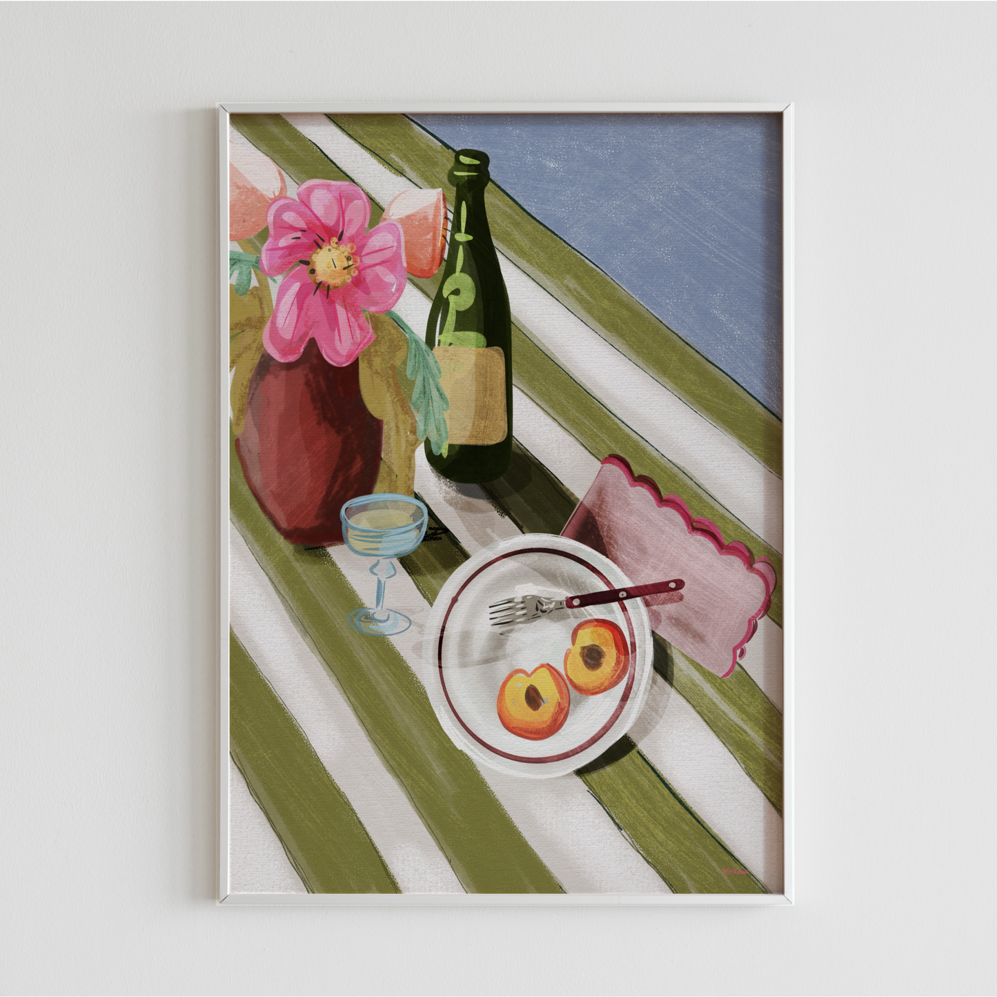 Handritad Still Life illustration av Tove Malm i vit ram. Motiv med handritade detaljer av persikor på ett fat, champagneflaska och en rosa dahlia på randig bakgrund.