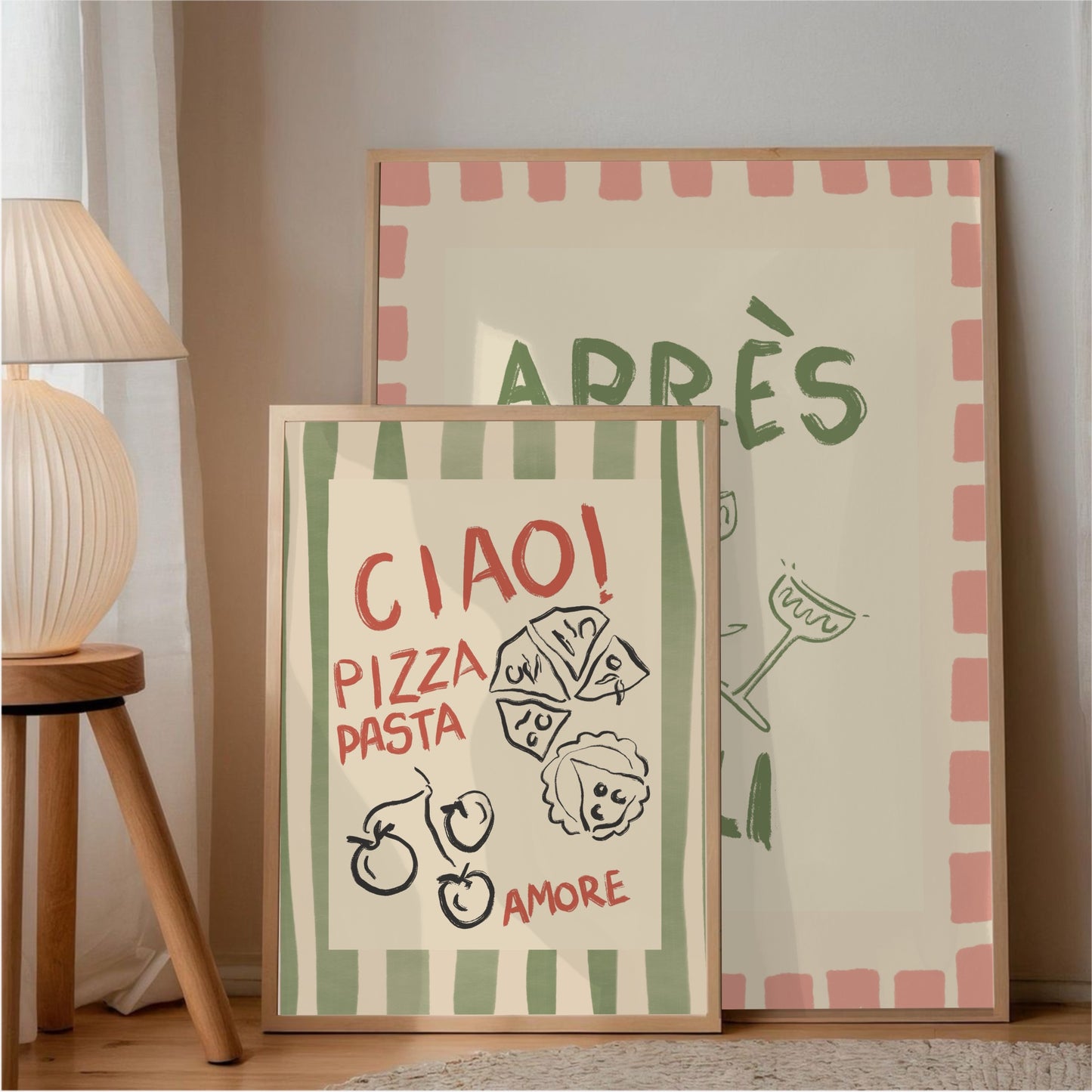 En grönrandig italiensk matkonst-poster lutad mot golvet tillsammans med en Apres Ski-illustration i bakgrunden. En lekfull tavelväggs-kombination som visar prov på Dopamine Decor och personlig väggkonst.