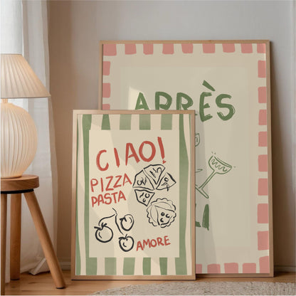 En grönrandig italiensk matkonst-poster lutad mot golvet tillsammans med en Apres Ski-illustration i bakgrunden. En lekfull tavelväggs-kombination som visar prov på Dopamine Decor och personlig väggkonst.