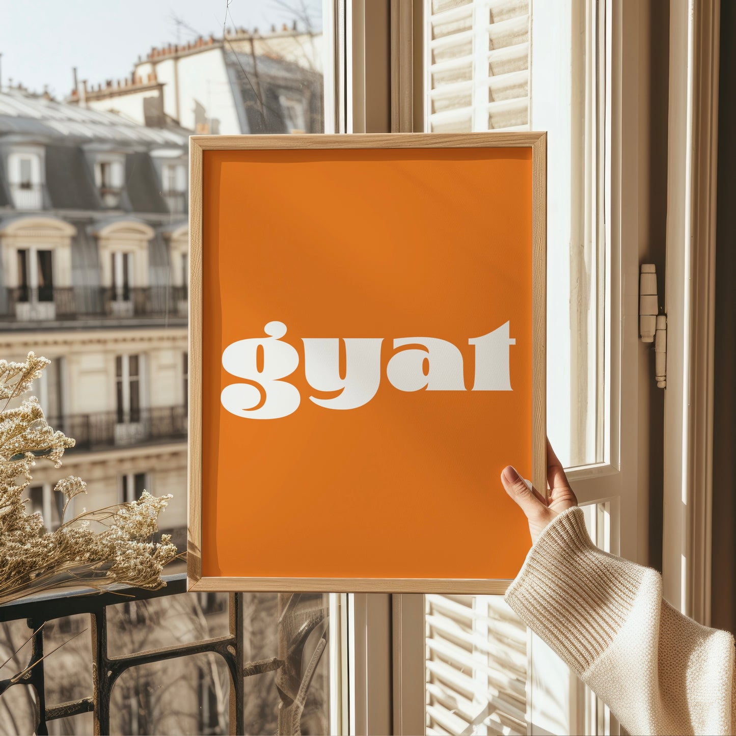 typografisk poster med gyat skrivet i vitt på orange canvas