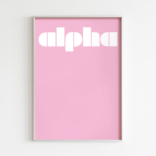 Trendig typografisk poster med ordet “Alpha” i preppy colors. En lekfull design på 175 g hållbart papper för en stilsäker och ironisk inredning.