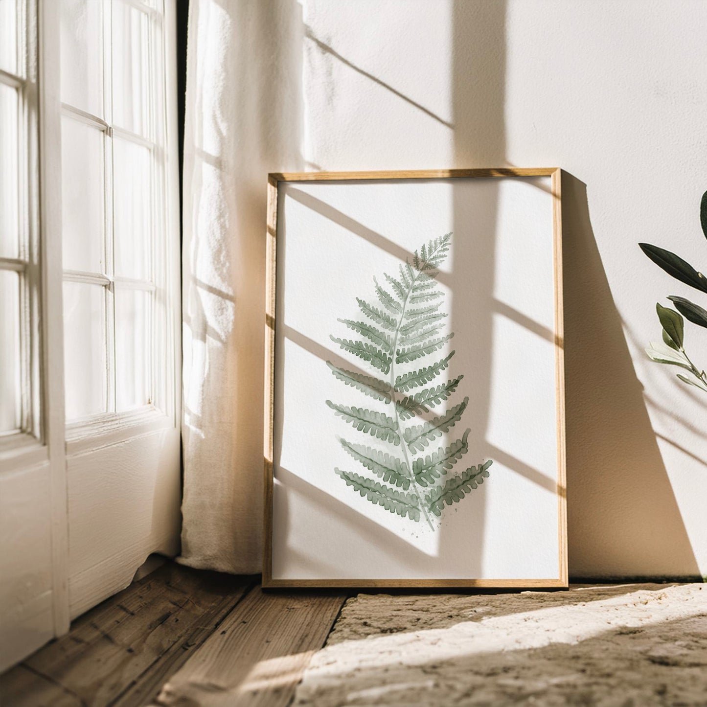 Stilren väggdekor med ett naturmotiv i dov salviagrön, passar perfekt för en lugn inredning.