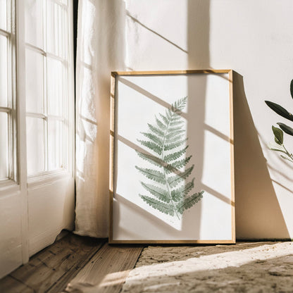 Stilren väggdekor med ett naturmotiv i dov salviagrön, passar perfekt för en lugn inredning.