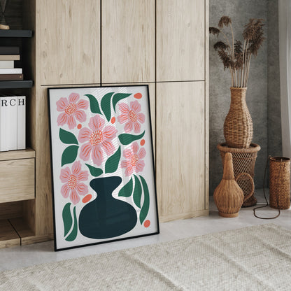 Stor inramad poster med blommotiv placerad på golvet i ett ljust rum med naturmaterial, flätade vaser och trämöbler. Bohemisk och varm inredningsstil från Tove Malm
