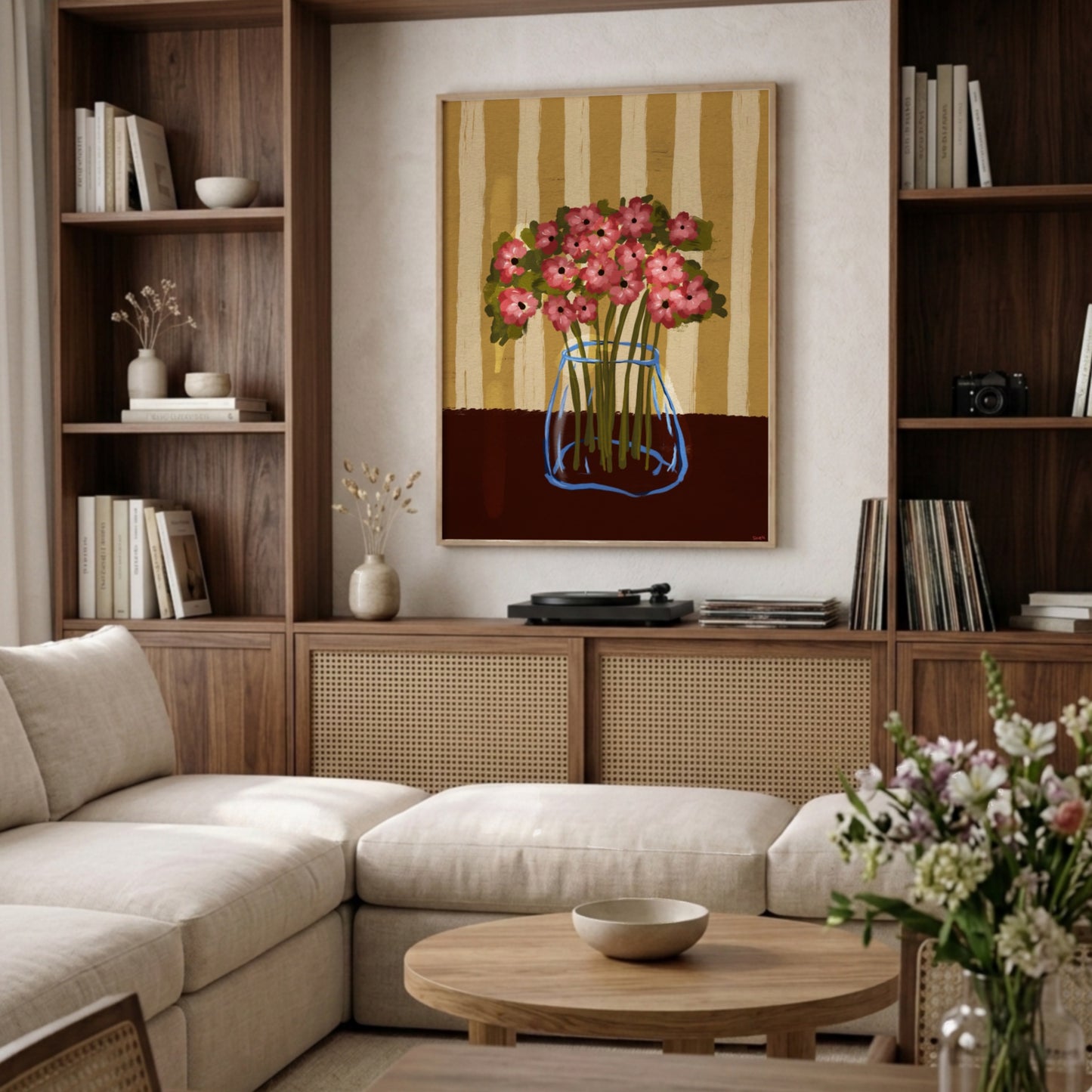 Stor 50x70 poster med vallmor ovanför en beige hörnsoffa i ett modernt vardagsrum med valnötshyllor.