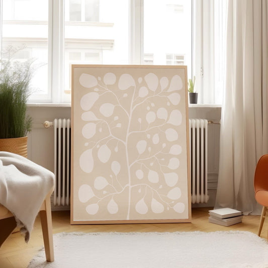 Stor inramad Pilea-poster i 2026 års trendfärg Lucent White placerad på golvet vid ett ljust fönster i ett bohemiskt vardagsrum med vita element.