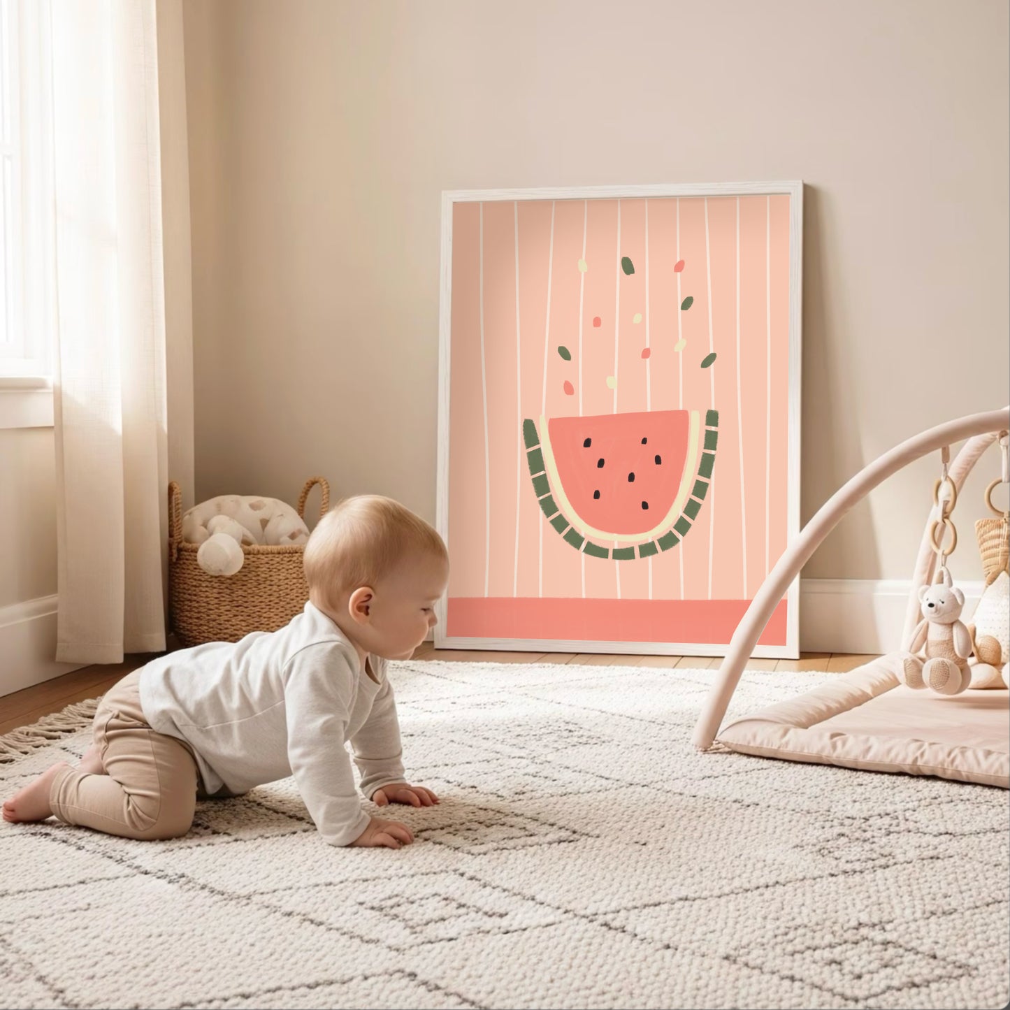 Vattenmelonposter i barnrum med bebis som kryper på matta