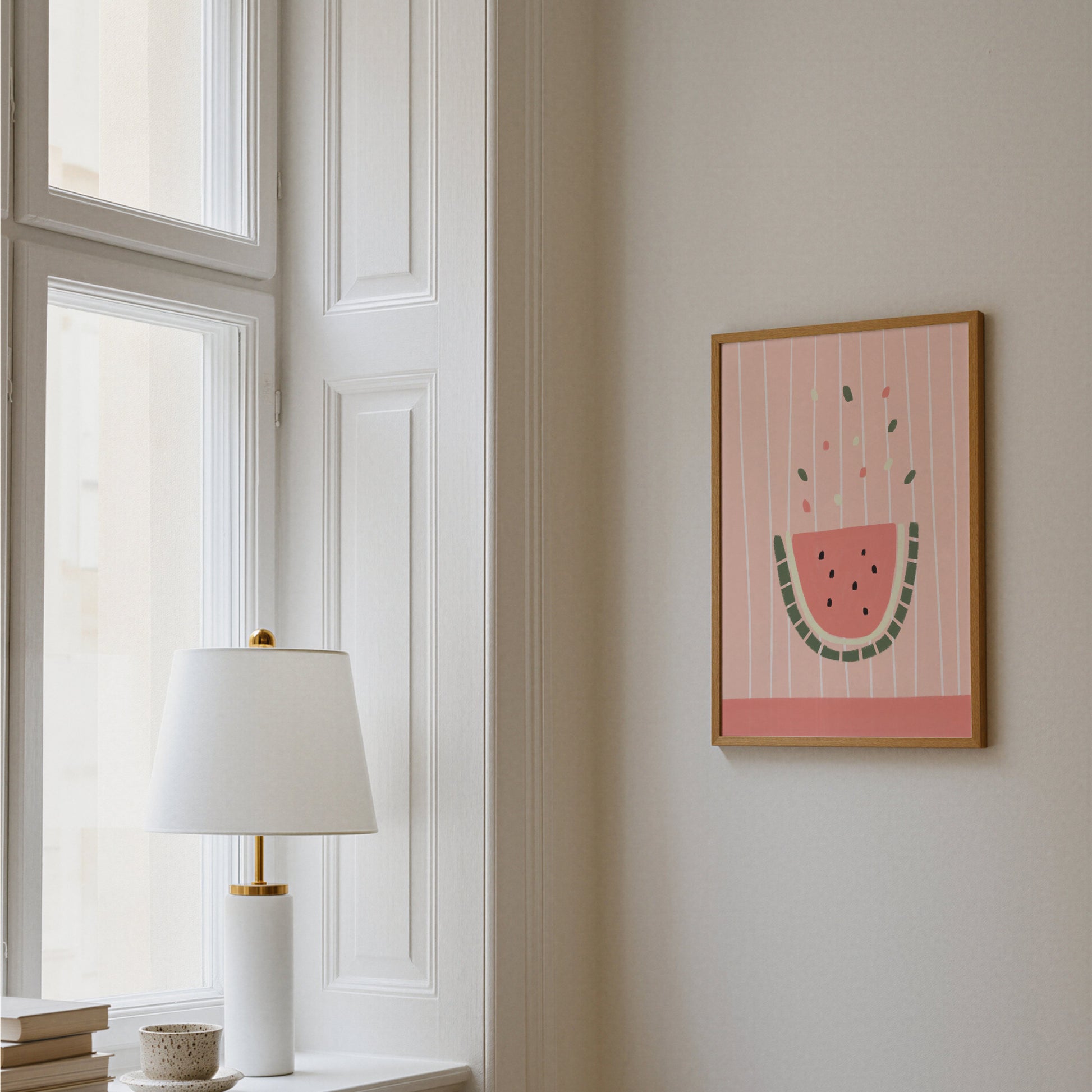 Vattenmelonposter upphängd i hall vid fönster med lampa