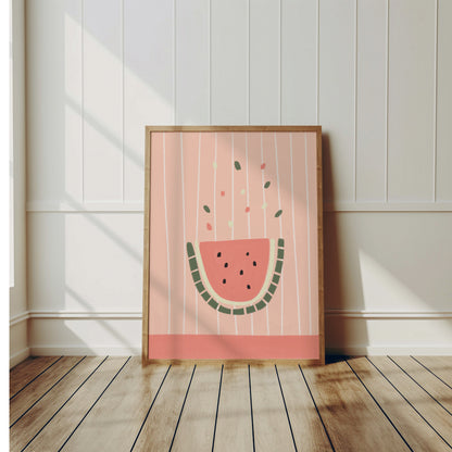 Vattenmelonposter lutad mot panelvägg i solljus