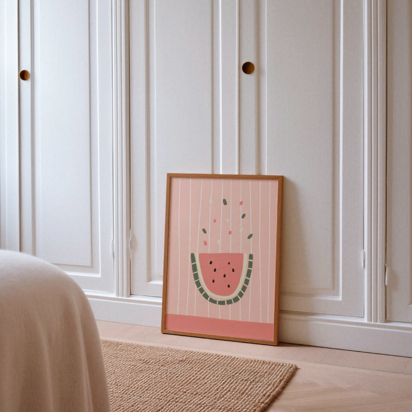 Vattenmelonposter i sovrum vid garderob i pastelltöner